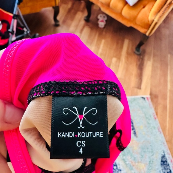 Girls stripped Leo for dance - Picture 4 of 4